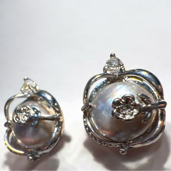 Baroque Pearl Flower Stud Earrings Silver Tone
New - Picture 8 of 17